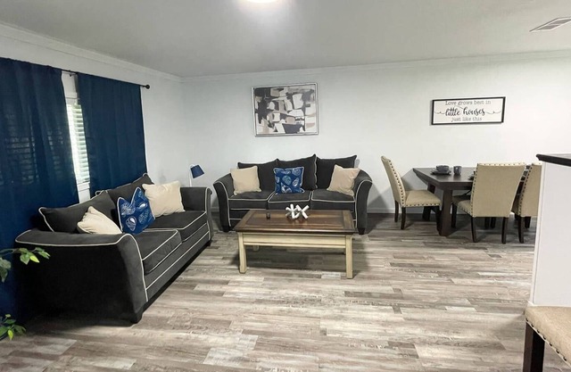 Relaxing Ideal for Vacation 2 Queens 1 Bath 3 TVs