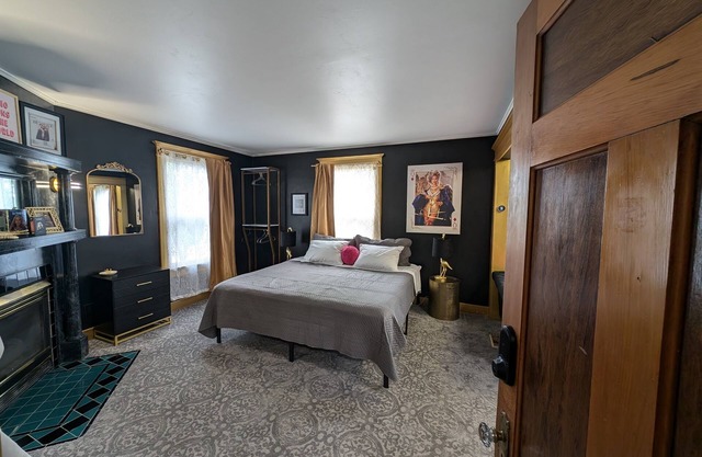 Relaxing king bed suite! Beyoncé decor.