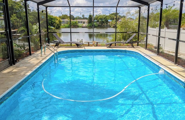 Relaxing Lake House: Heated Pool, Birds, Fishing, Sunset Skies & Pool Table