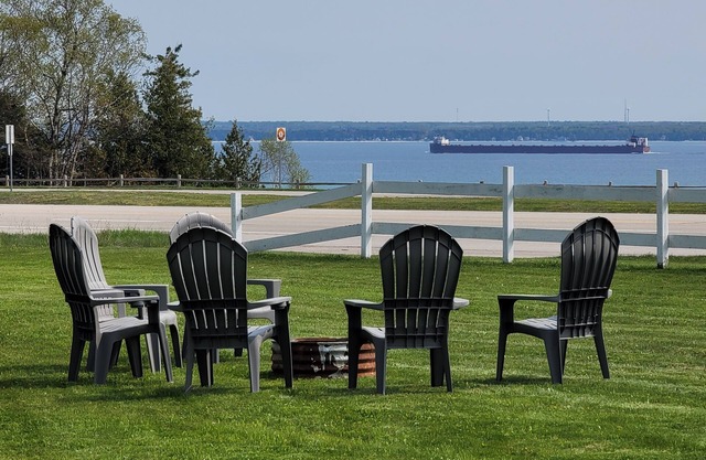 Relaxing Lake View Home, Pet Friendly, Central Location. Close to Ferries!