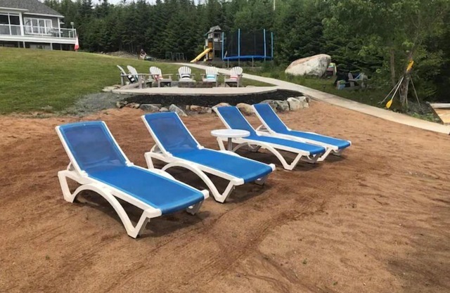 Relaxing lakefront retreat on Porters Lake - 30 mins to downtown Halifax!