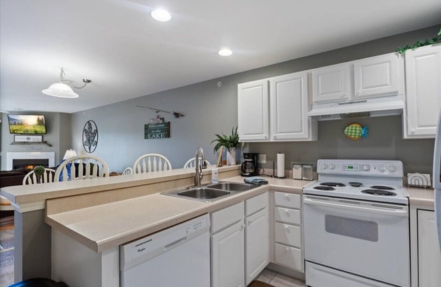 Relaxing Lakefront Condo w/ 2 Heated Pools, Boat Ramp & Slip, Near Golf & Parks
