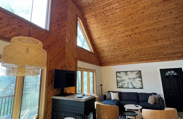 Relaxing Lakefront Gem: Cozy Cabin, Hot Tub & Private Natural Shoreline Sleeps 8