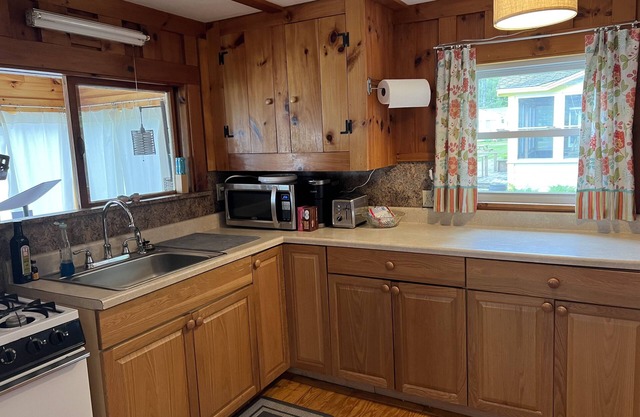 Relaxing lakeside living nSandy beach right on the water Family friendly