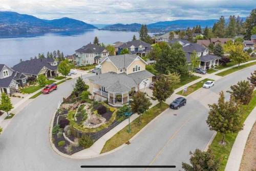 Relaxing Lakeview 2 bedroom entire suite