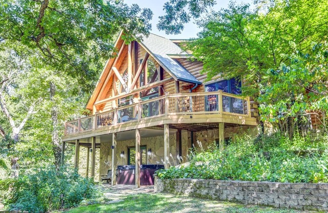 Relaxing Log Home Escape - Sauna, Hot Tub & Billiards!