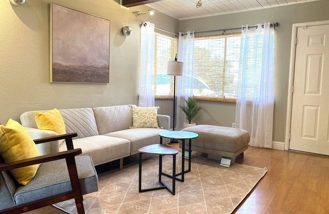 Relaxing Mid-century Bay Area bungalow