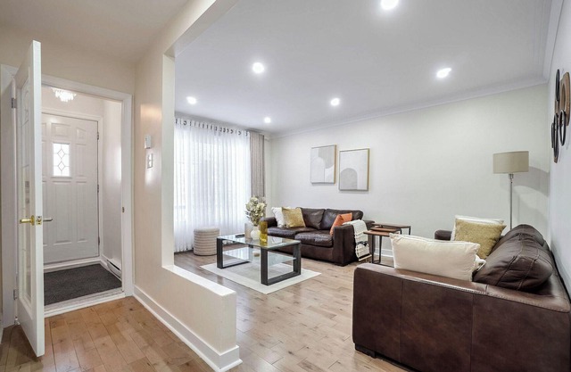 Relaxing Montreal 3 BR Appartment, close to transport and services