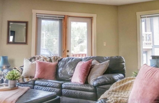Relaxing Mountain View Condo in Beautiful Radium