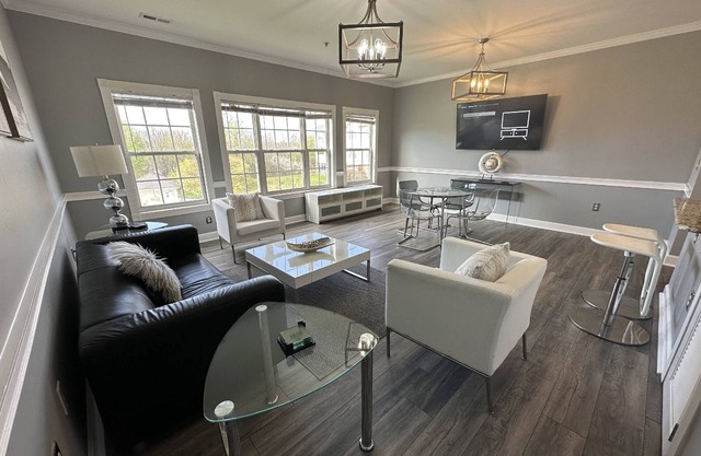 Relaxing Now and Zen - Modern Condo, Near UNCC, PNC Pavilion, Pool, 5 Min to Dining, Shops, & Parks!