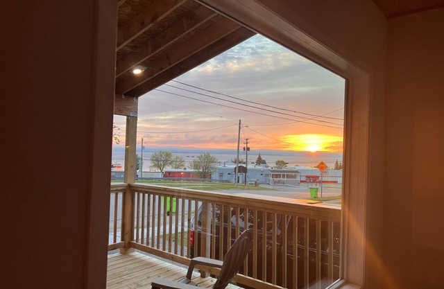 Relaxing Paradise overlooking Lake Huron one block from Downtown