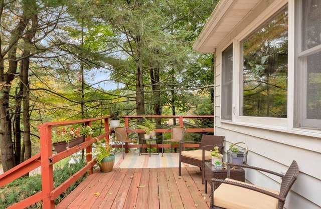 Relaxing Pocono Getaway w/Lake Wallenpaupack access & Kayaks, Wifi, A/C, Firepit