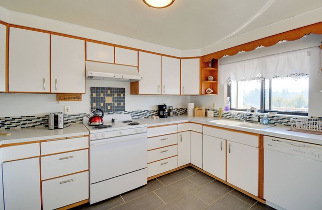 Relaxing Poulsbo Duplex w/Liberty Bay Views!