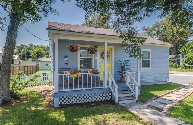 RELAXING & QUAINT! Walk to Beach, Fenced in Yard, Updated, Clean, Pet Friendly