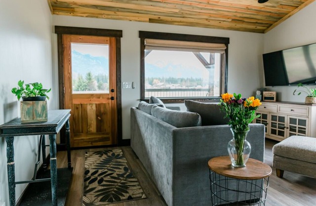 Relaxing, quiet cabin close to Glacier Park!