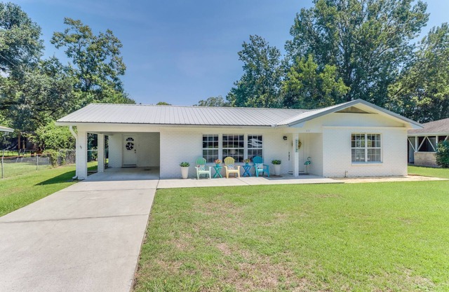 RELAXING & QUIET! Walk to Beach, Large Patio, Big Fenced Yard, Pet Friendly