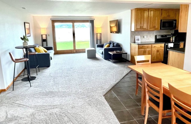 Relaxing Ranch Style Waterfront Home--30 minutes from Ann Arbor