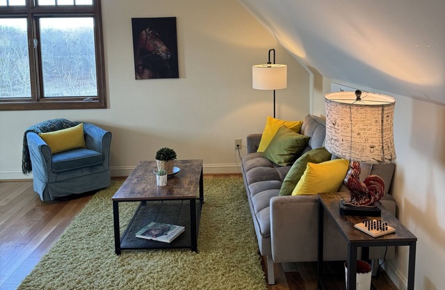 Relaxing retreat in absolutely gorgeous apartment in country estate