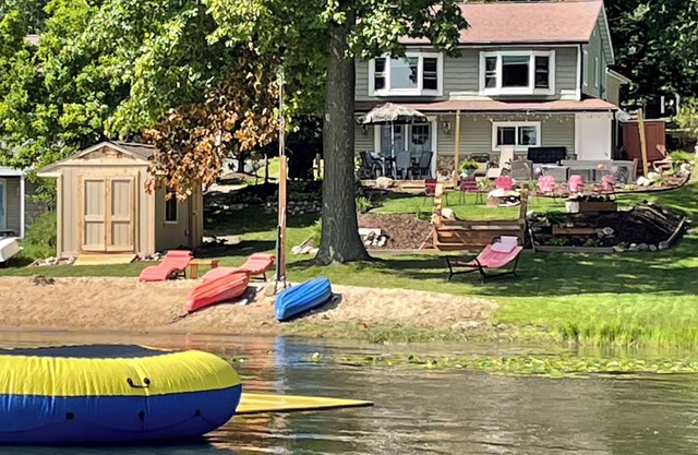 Relaxing Retreat Bella Lakehouse on Townline Lake