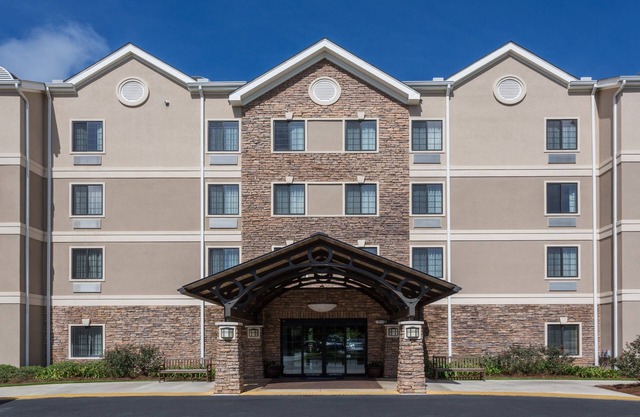 Relaxing retreat in Tallahassee! Free Breakfast + On-Site Business Center