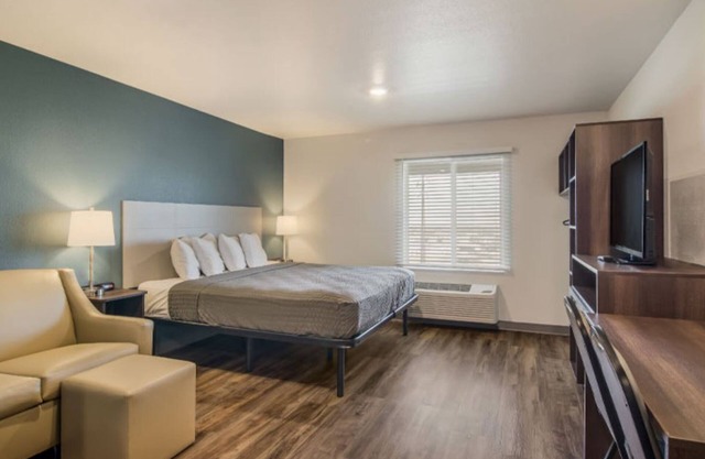 Relaxing Retreat: Unit with Full Kitchen, Dedicated Work Area | Free Parking