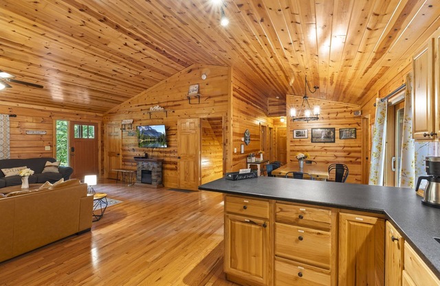 Relaxing Retreat with Hot-Tub, Game Rm, Fire-Pit, Fishing Pond, 17 Private Acres