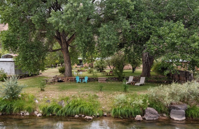 Riverfront Taos Staycation, Pet Friendly!