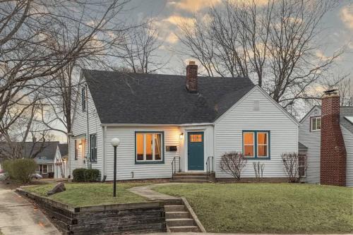 Relaxing Rockford Stay 3 br 1 bath in the heart of Northern Illinois Family Friendly