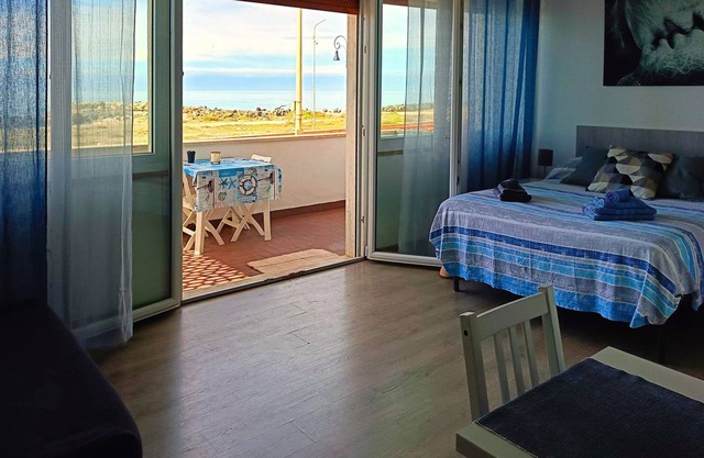 Relaxing seaside apartment 10' from Fiumicino Airport. Possible shuttle