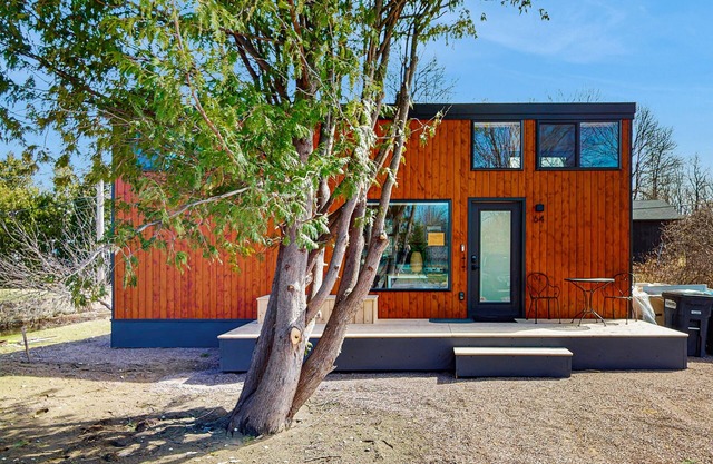Relaxing spa-like tiny house w/ hot tub, sauna, beach access, dog-friendly