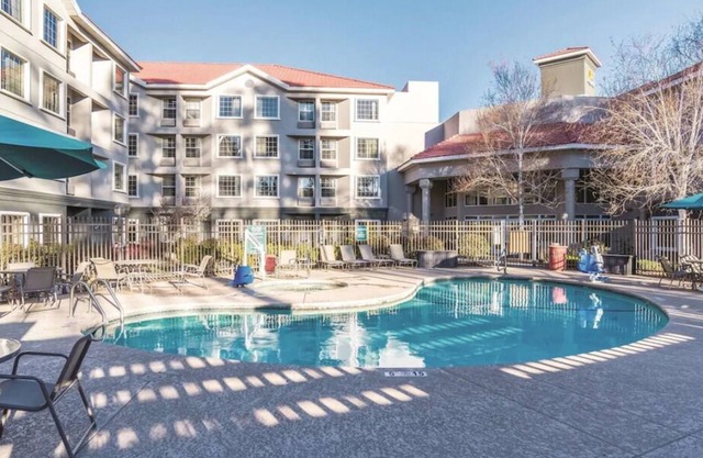 Relaxing Stay! 2 Comfortable Units, Free Breakfast, Pool, Pets Allowed