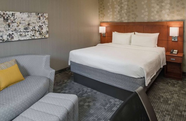 Relaxing Stay Close to Seattle Aquarium! Indoor Pool, Pet-friendly Property!