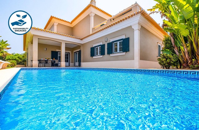 Relaxing stay w/ heatable pool & BBQ