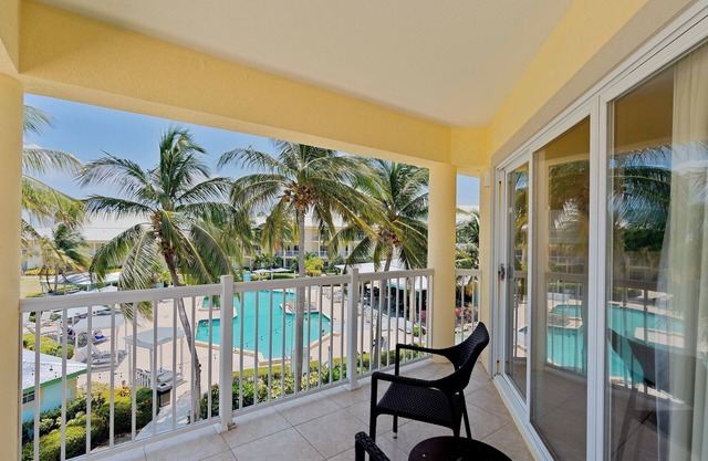 Relaxing Studio w/ Resort Views, Pool Access & Bar - Perfect for Couples
