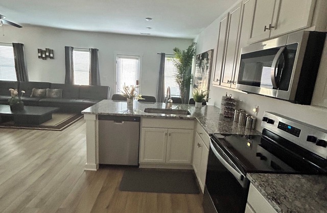 Relaxing townhome luxury BrandNewGreatLocation