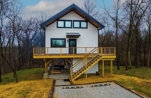 Relaxing Treehouse Cabin-2Bd/1Ba with HotTub & Sauna