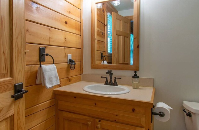Relaxing Two Bedroom Cabin - 10 minutes to Camden!