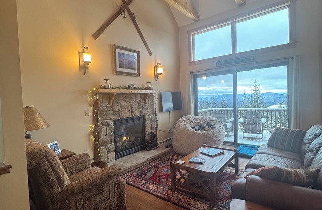 Relaxing Mountainside Getaway! Ski in Ski out