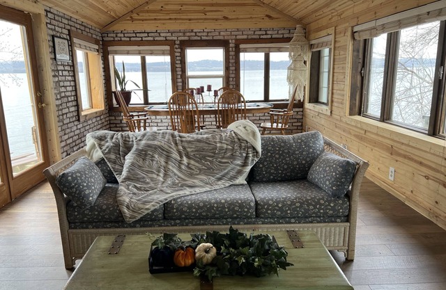 Relaxing vacation home by the river! Sleeps 10. 10% discount!