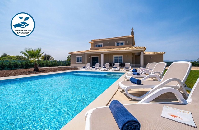 FANTASTIC VILLA, 4 BEDROOMS, HEATABLE PRIVATE POOL & BBQ