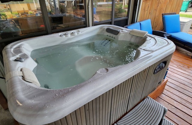 Relaxing Water Front Cottage w/ Hot Tub
