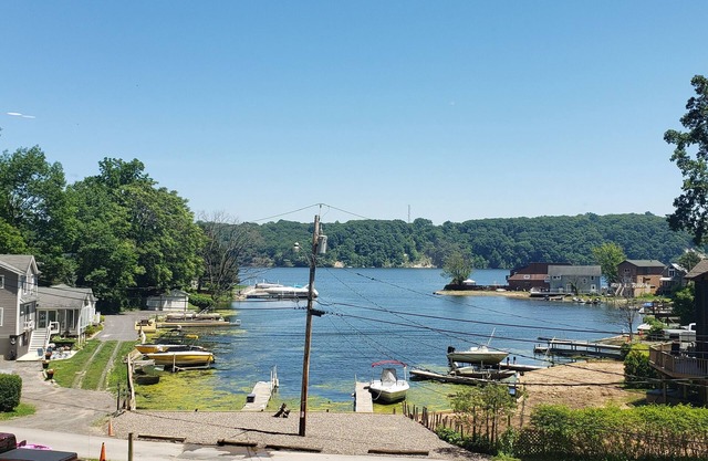 Relaxing waterfront cottage on Irondequoit Bay
