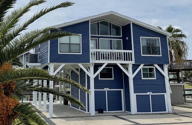 Relaxing Waterfront Canal Home in Treasure Island