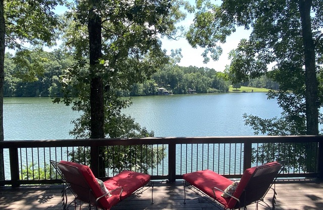 Relaxing Waterfront Home, with plenty of privacy, on beautiful Shoal Creek!