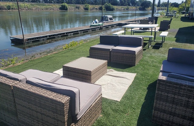 Relaxing Waterfront RV along the Sacramento River