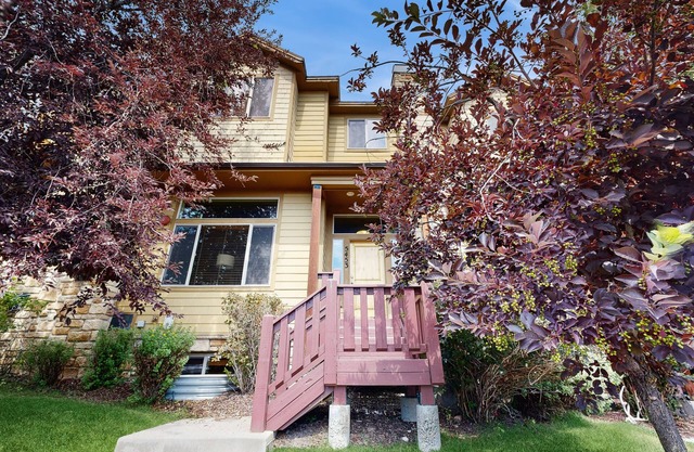 Remarkable Bear Hollow townhome with private hot tub & mountain views