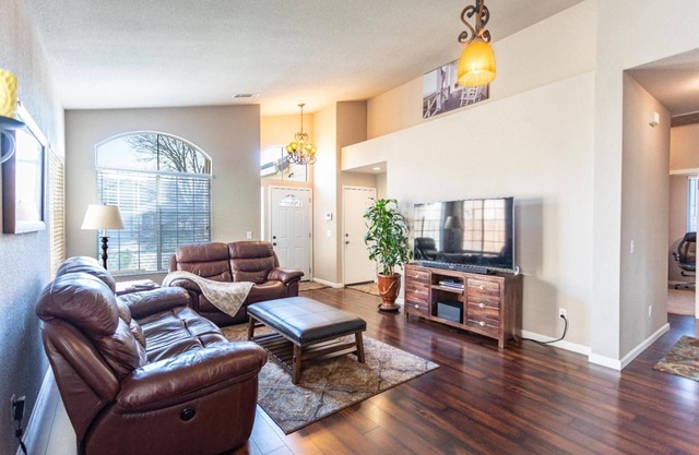 Remodel Spacious Clean & Safe Elk Grove Home