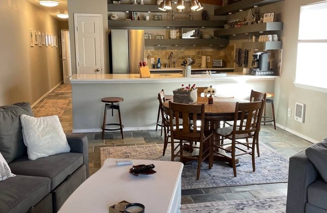 Remodel Spacious -vaulted 1100 sqft two blocks from slopes-w/d in unit.