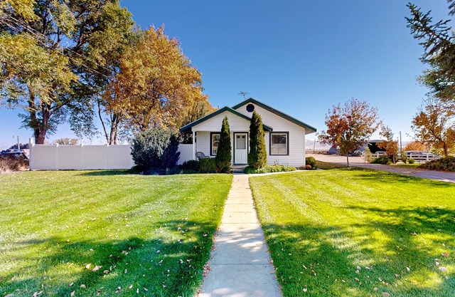Remodeled 2-story historic home near river with grill, washer/dryer, heat, & AC