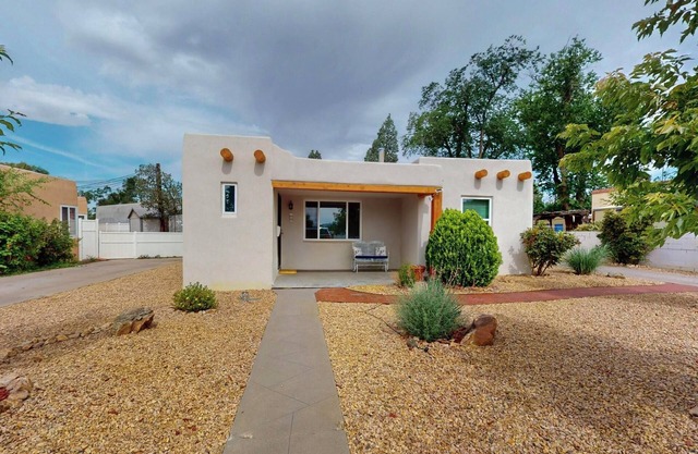 Remodeled 2bd/1ba Treasure in Old Town, Patio, AC